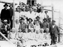 Haikaran koulun rakentajia. Tynjohtaja rakennusmestari Sorvisto oikealla. Haikaran koulu valmistui 1930.