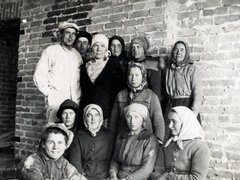 Haikaran koulun rakentajia.